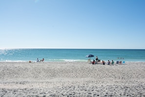 Vlak bij het strand, ligstoelen aan het strand, strandlakens