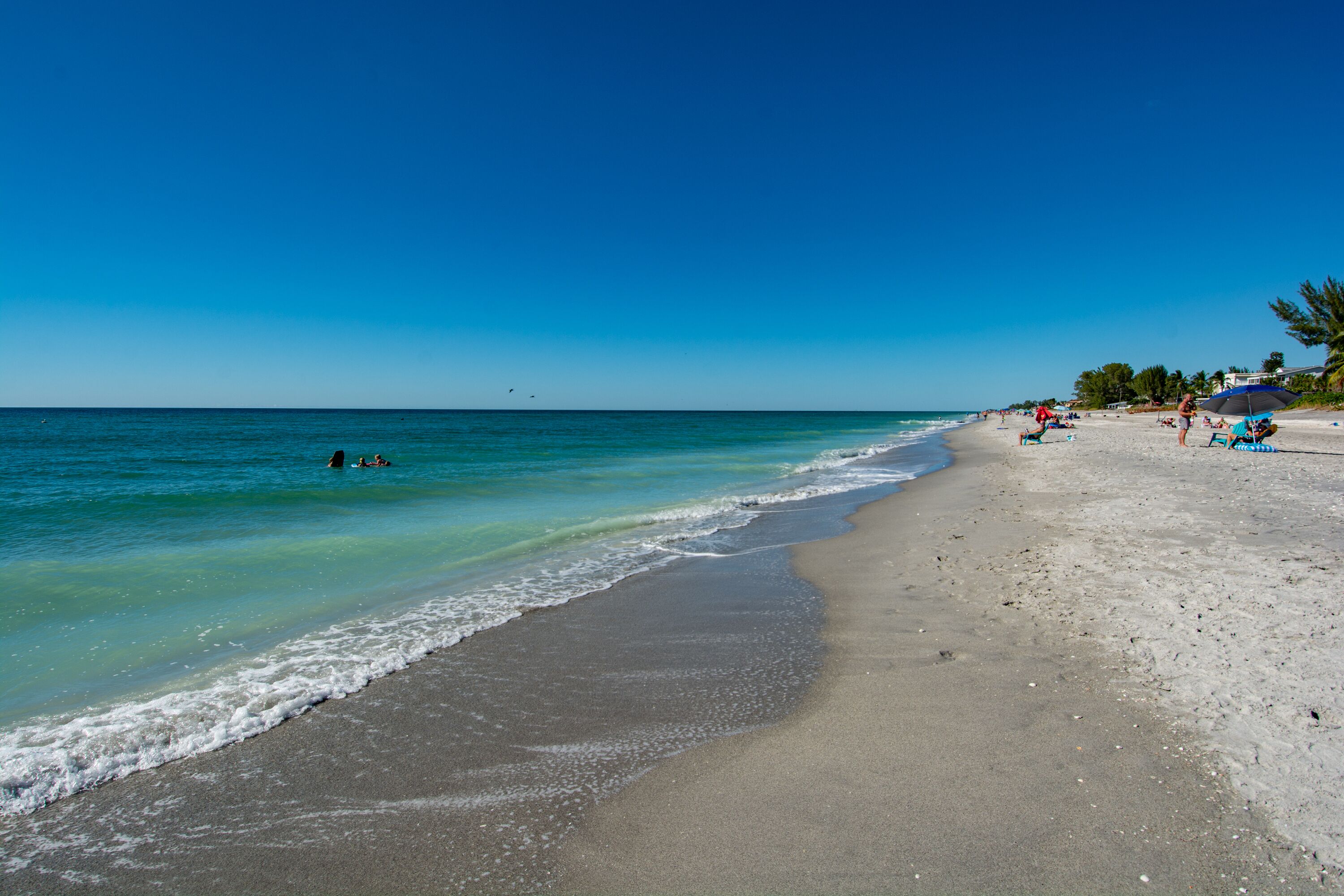 Beach nearby, sun-loungers, beach towels