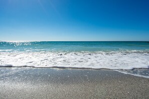 Nær stranden, solsenger og strandhåndklær