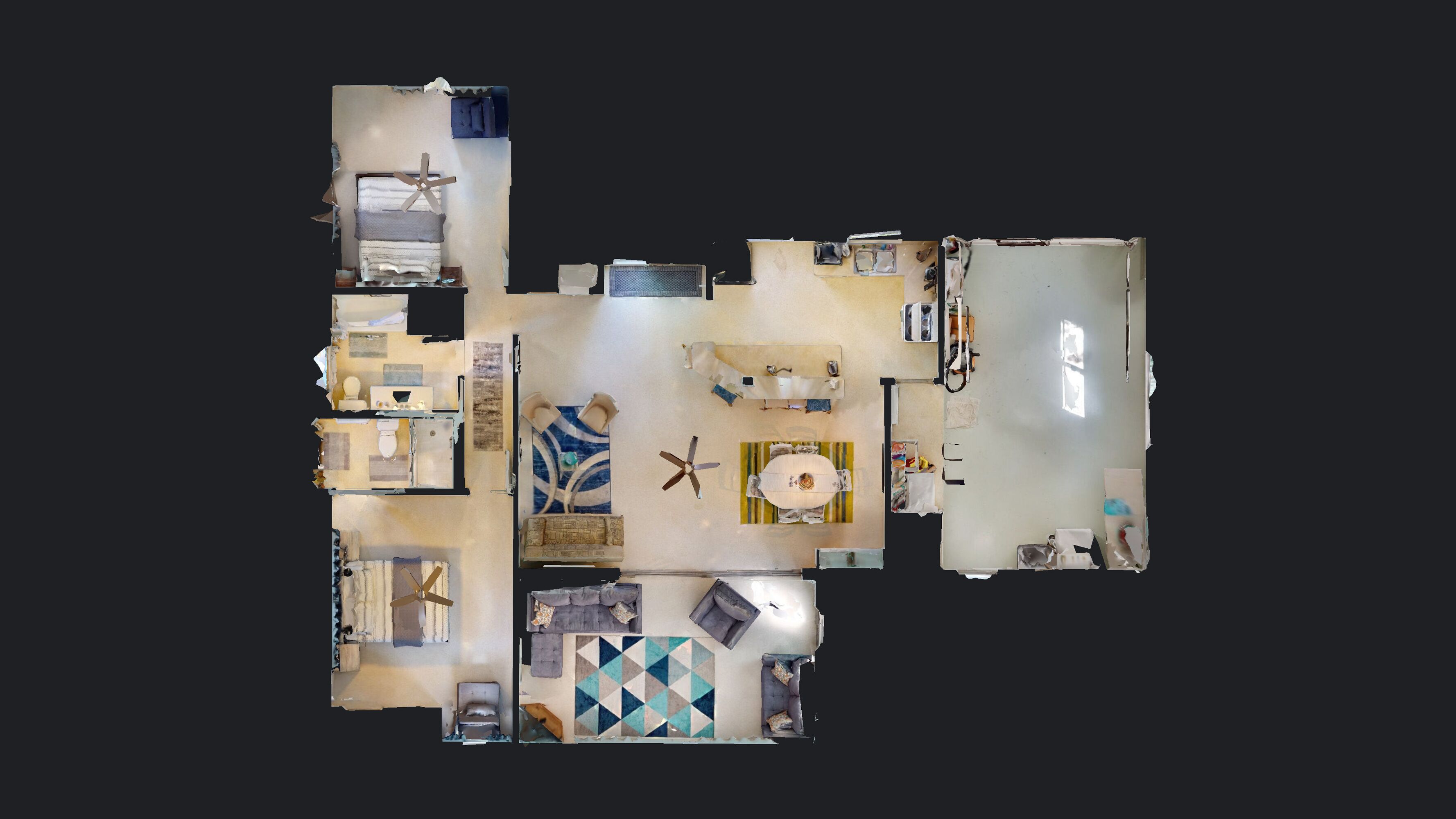 Vista de cima de um quarto de hotel com uma cama, uma escrivaninha, uma cadeira, uma mesa de jantar e um sofá.