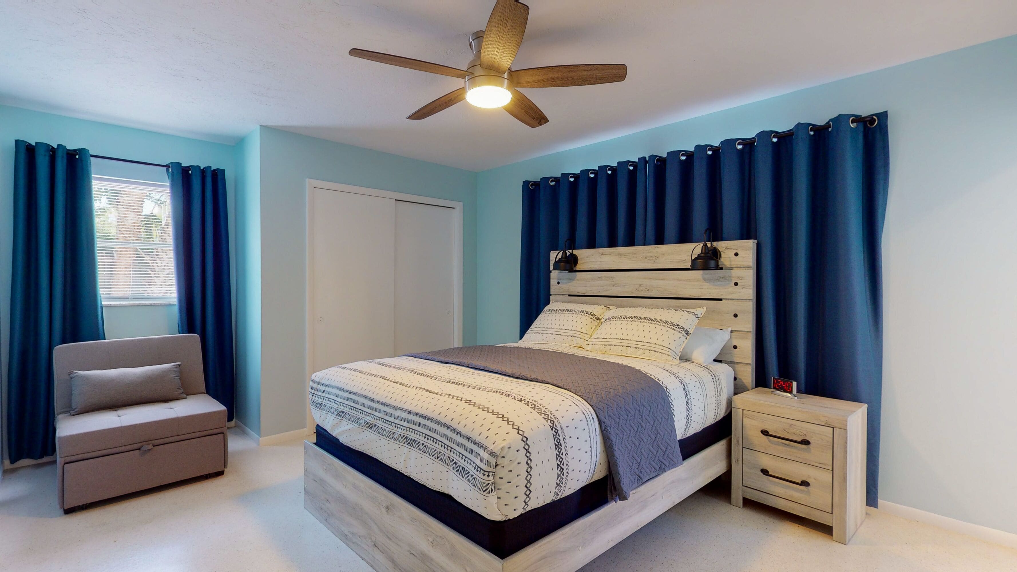 2 عدّة غرف نوم ومكواة/لوح كي وواي فاي وملاءات أسرّة