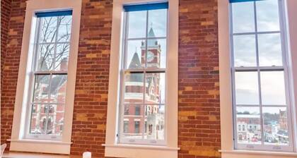 MJ's Penthouse ,a piece of paradise on Monroe's historic square