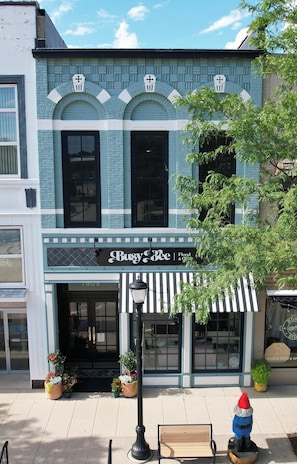 Exterior - MJ's Penthouse ,a piece of paradise on Monroe's historic square (Monroe)