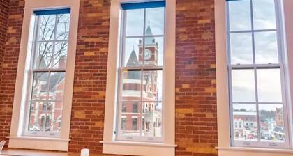MJ's Penthouse ,a piece of paradise on Monroe's historic square