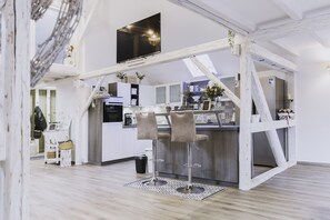 Frigorífico, horno, placa de cocina y lavavajillas