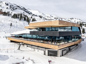Experience the perfect blend of modern design and mountainous surroundings at this ski resort, offering a functional space for indoor and outdoor activities.