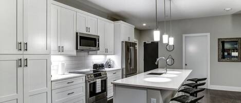 Refrigerador, microondas, horno, placa de cocina