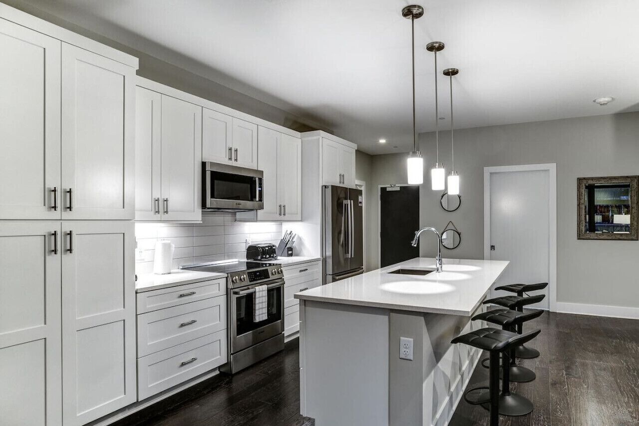 Kjøleskap, mikrobølgeovn, ovn og kokeplater