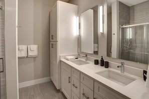 Een haardroger, handdoeken