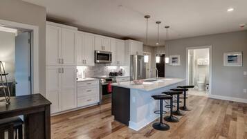 Geladeira, micro-ondas, fogão, cooktop