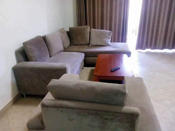 TV - a comfy apartment in Kampala (Kampala)