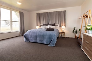 3 slaapkamers, een strijkplank/strijkijzer, reisbedje, gratis wifi