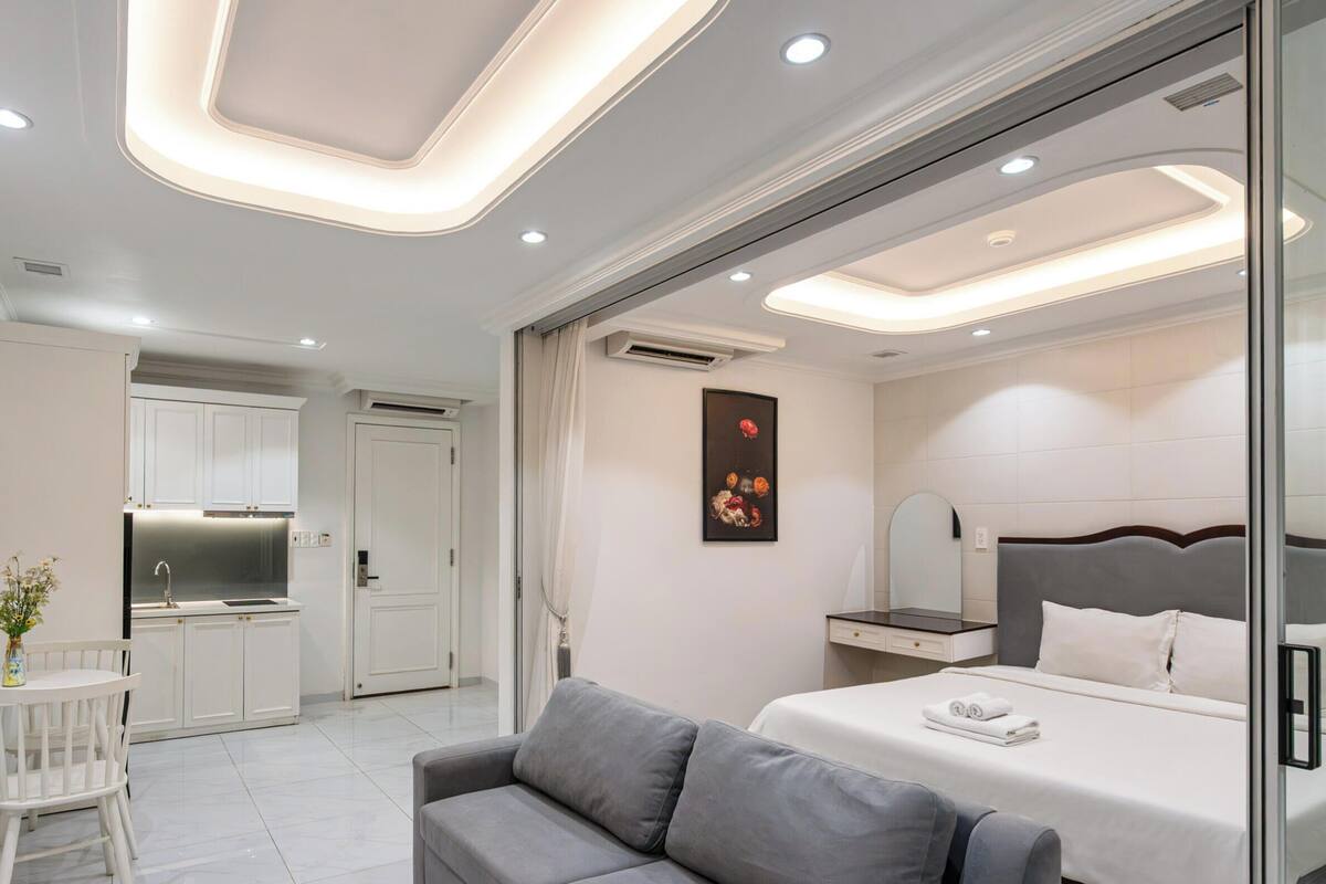 ห้องสวีท (Basement) | เครื่องนอนระดับพรีเมียม, โต๊ะทำงาน, ผ้าม่านกันแสง, ห้องเก็บเสียง
