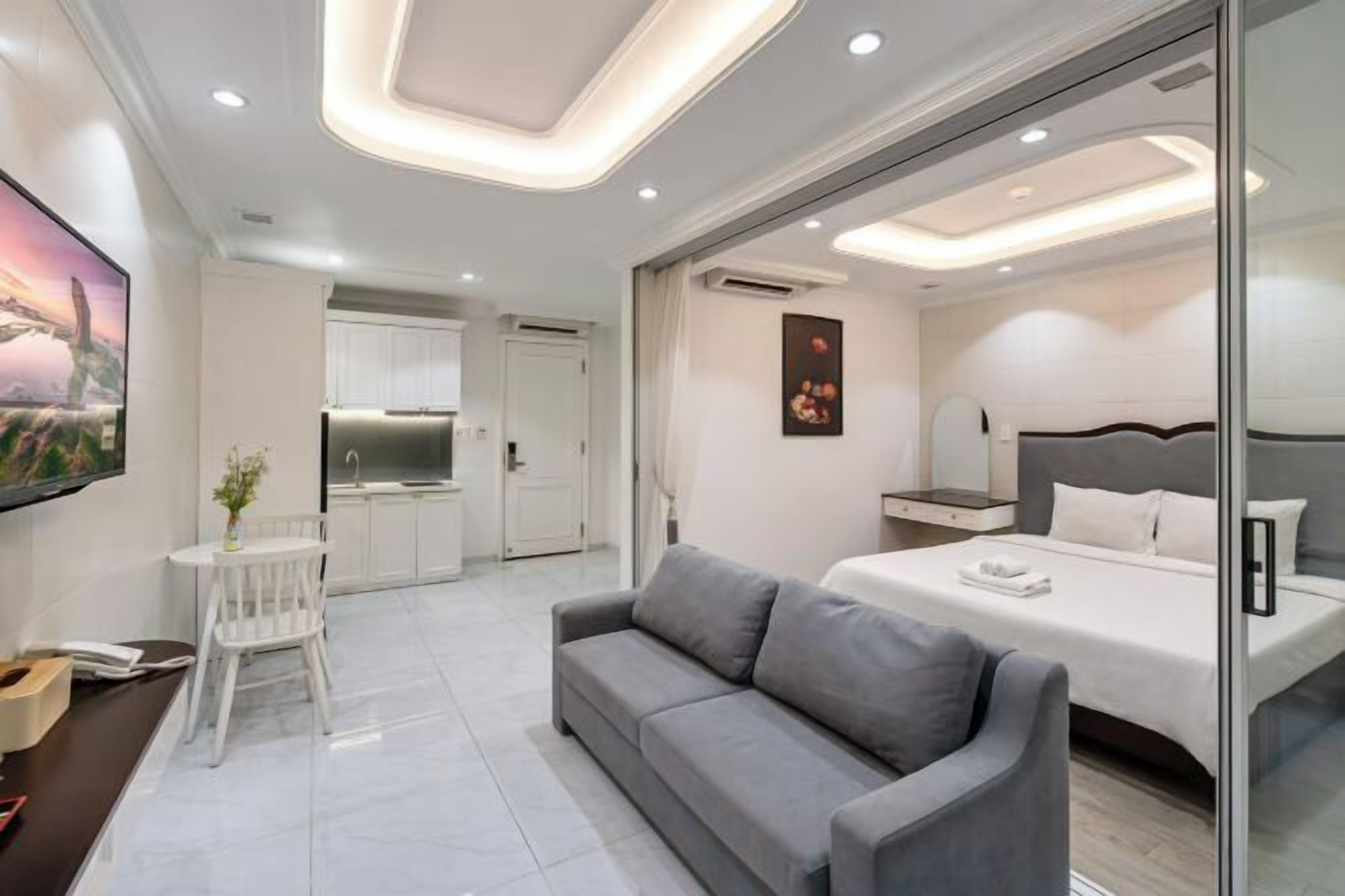 Roupas de cama premium, escrivaninha, cortinas blackout