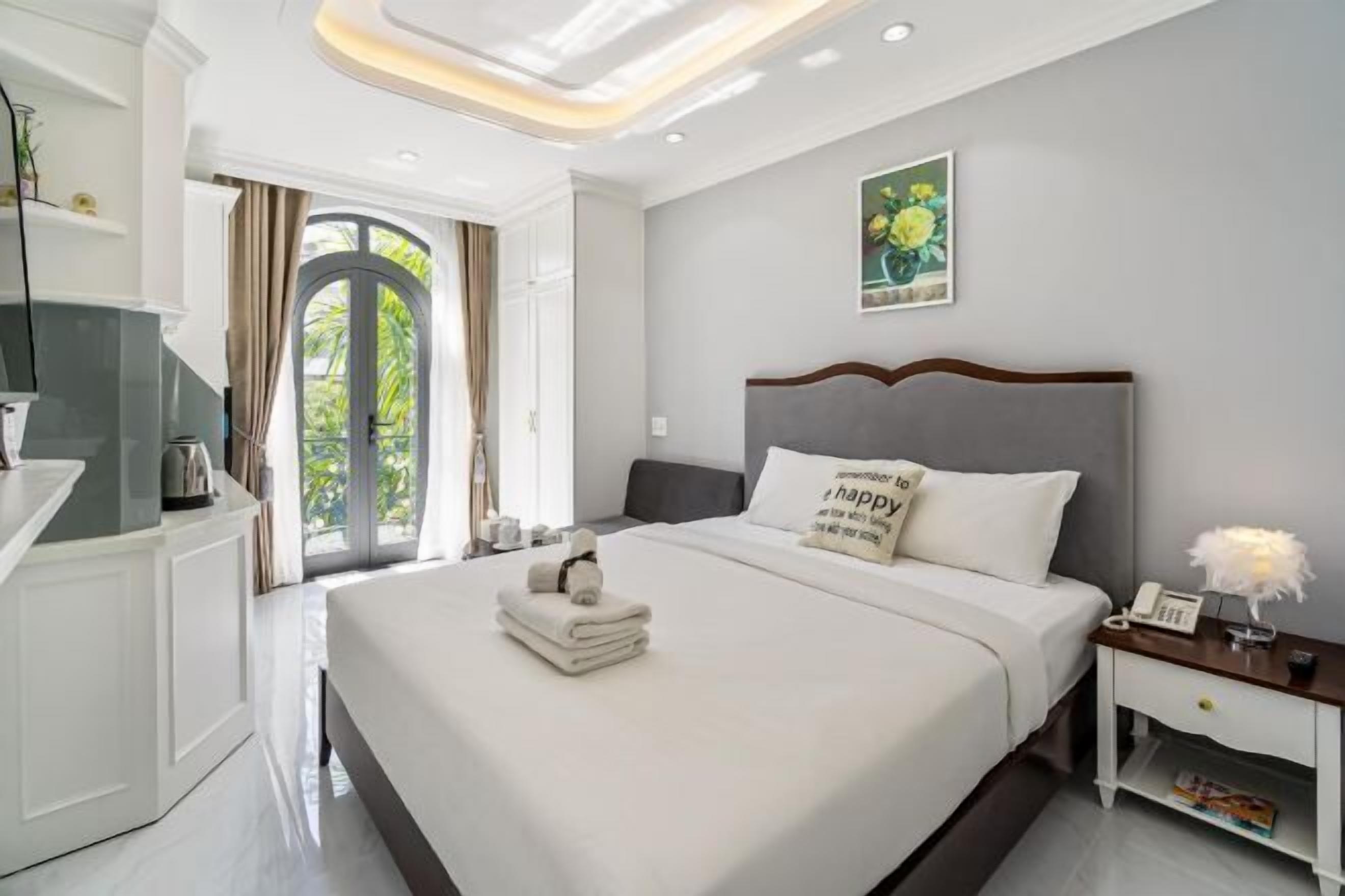 Roupas de cama premium, escrivaninha, cortinas blackout