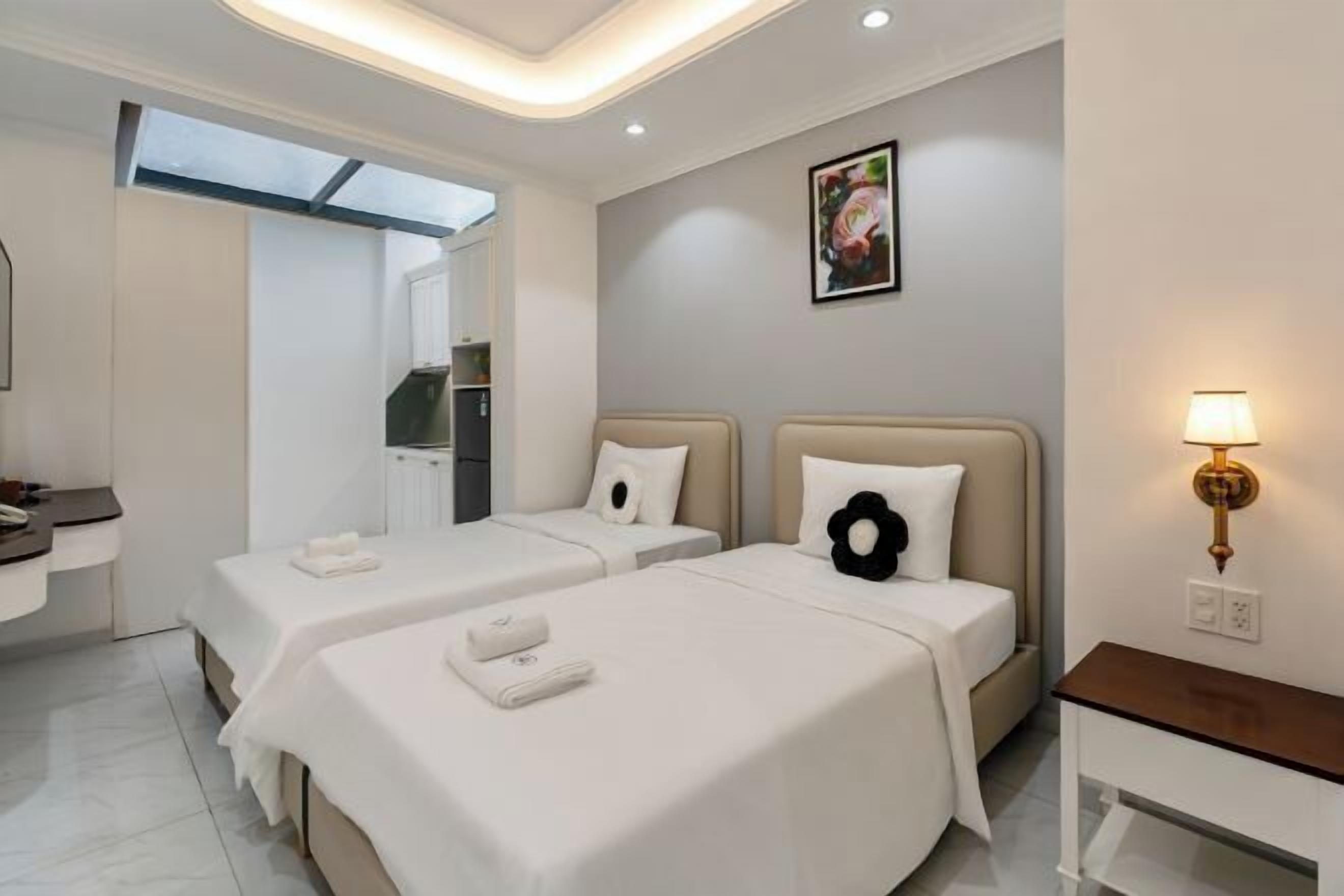 Roupas de cama premium, escrivaninha, cortinas blackout