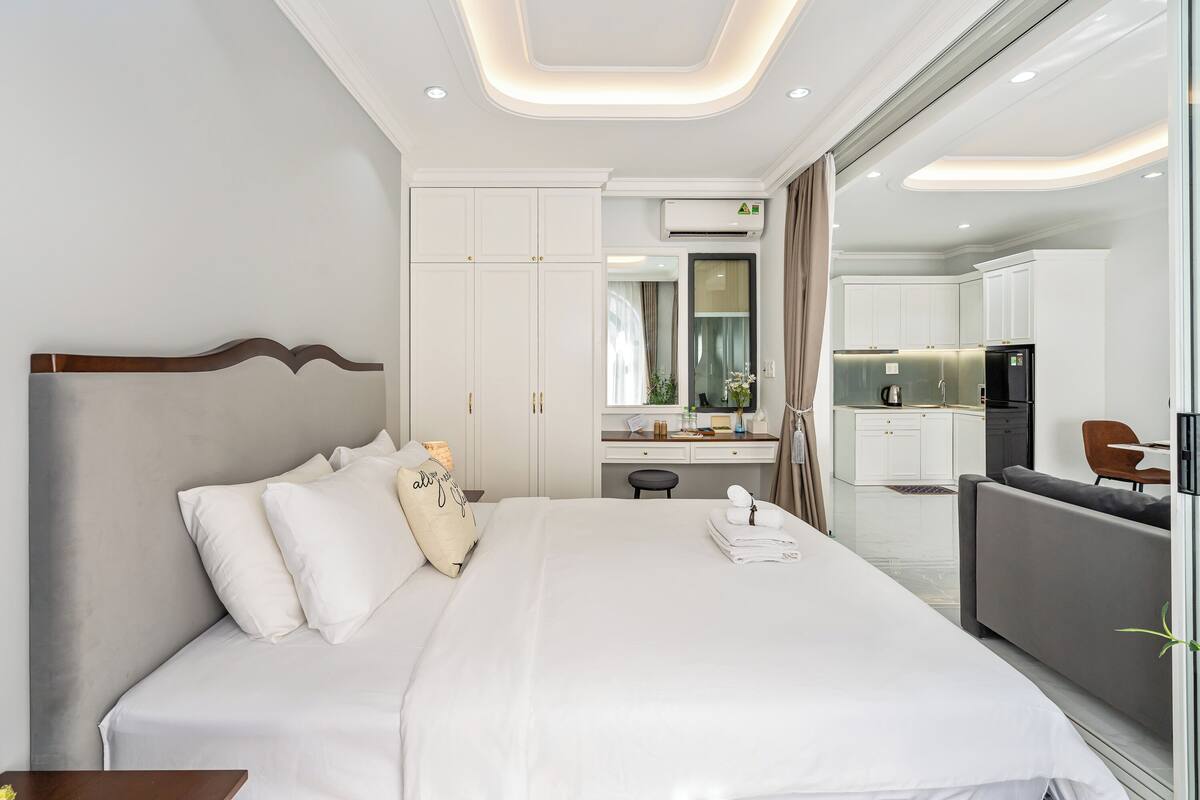 ห้องสวีท, ระเบียง | เครื่องนอนระดับพรีเมียม, โต๊ะทำงาน, ผ้าม่านกันแสง, ห้องเก็บเสียง