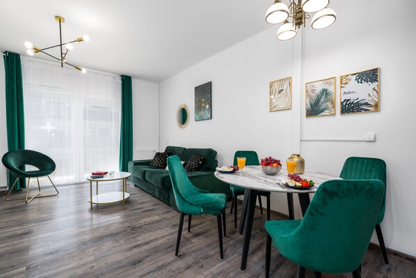 Appartement | Woonruimte | Een 43-inch flatscreentelevisie met kabelzenders en televisie