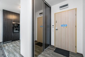 Apartment | Wohnbereich | 43-Zoll-Flachbildfernseher mit Kabelempfang, Fernseher