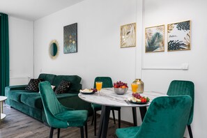 Apartment | Wohnbereich | 43-Zoll-Flachbildfernseher mit Kabelempfang, Fernseher