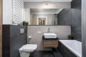 Appartement | Badkamer | Een haardroger, handdoeken, zeep, toiletpapier