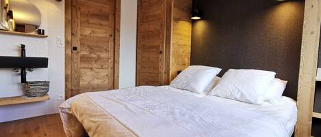 4 bedrooms, iron/ironing board, free WiFi