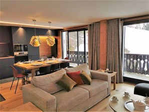 Een televisie en een open haard