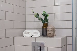 Studio Suite | Bathroom