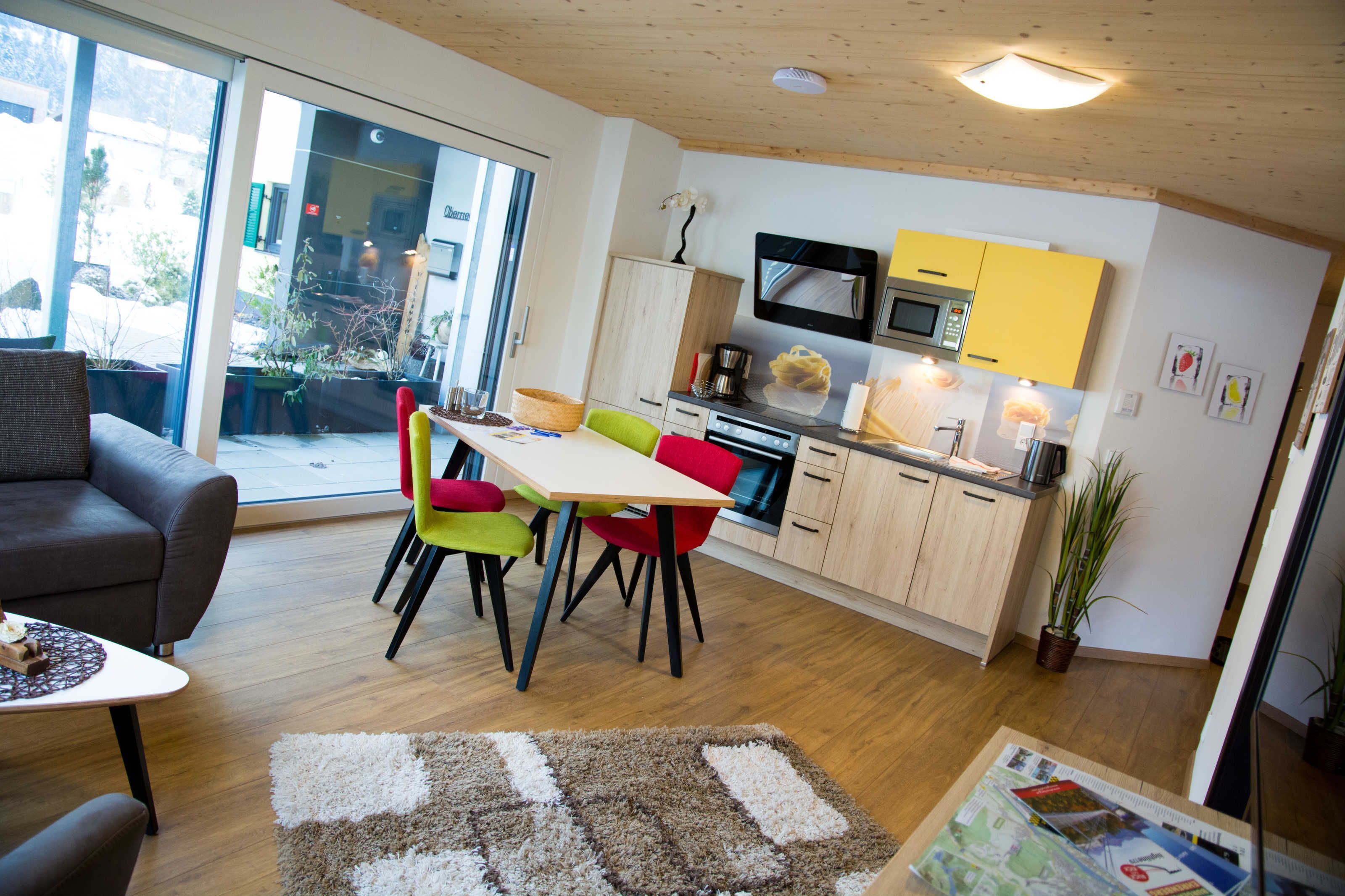 Une cuisine moderne avec des meubles en bois, un four à micro-ondes et une cuisinière.