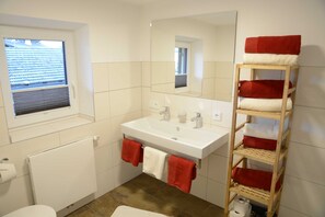 Dusch, handdukar och toalettpapper