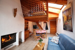TV, fireplace