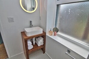 Dusche, Haartrockner, Handtücher, Seife