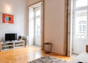 TV - LOFT ALMADA - Stylish Duplex Loft in the historic center (Porto)