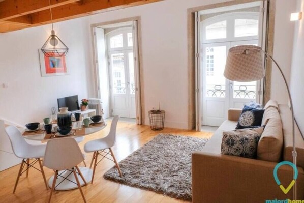 TV - LOFT ALMADA - Stylish Duplex Loft in the historic center (Porto)