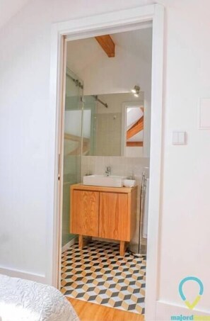 Shower, hair dryer, towels - LOFT ALMADA - Stylish Duplex Loft in the historic center (Porto)