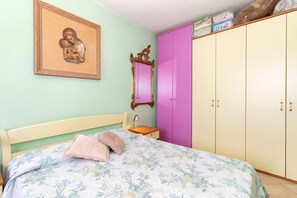 1 habitación, tabla de planchar con plancha y ropa de cama 