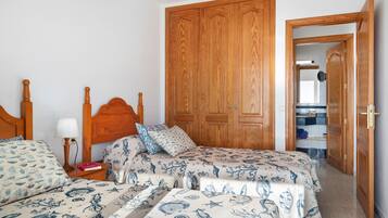 2 slaapkamers, een strijkplank/strijkijzer, gratis wifi, beddengoed