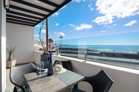 屋外ダイニングエリア. Holiday Apartment “Callao Beach 1” with Sea View, Terrace & Wi-Fi