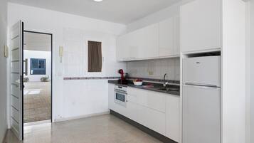 Frigorífico, microondas, horno y placa de cocina