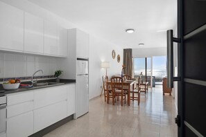 Frigorífico, microondas, horno y placa de cocina