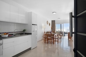 Frigorífico, microondas, horno y placa de cocina