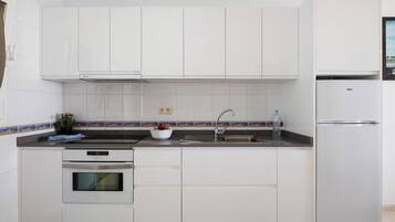 Een koelkast, een microgolfoven, een oven, een kookplaat