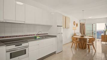 Refrigerador, microondas, horno, placa de cocina