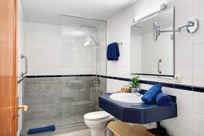Baignoire, sèche-cheveux, serviettes fournies