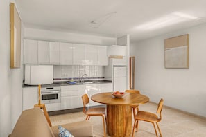 Wasserkocher mit Kaffee-/Teezubehör, Kühlschrank, Mikrowelle, Ofen