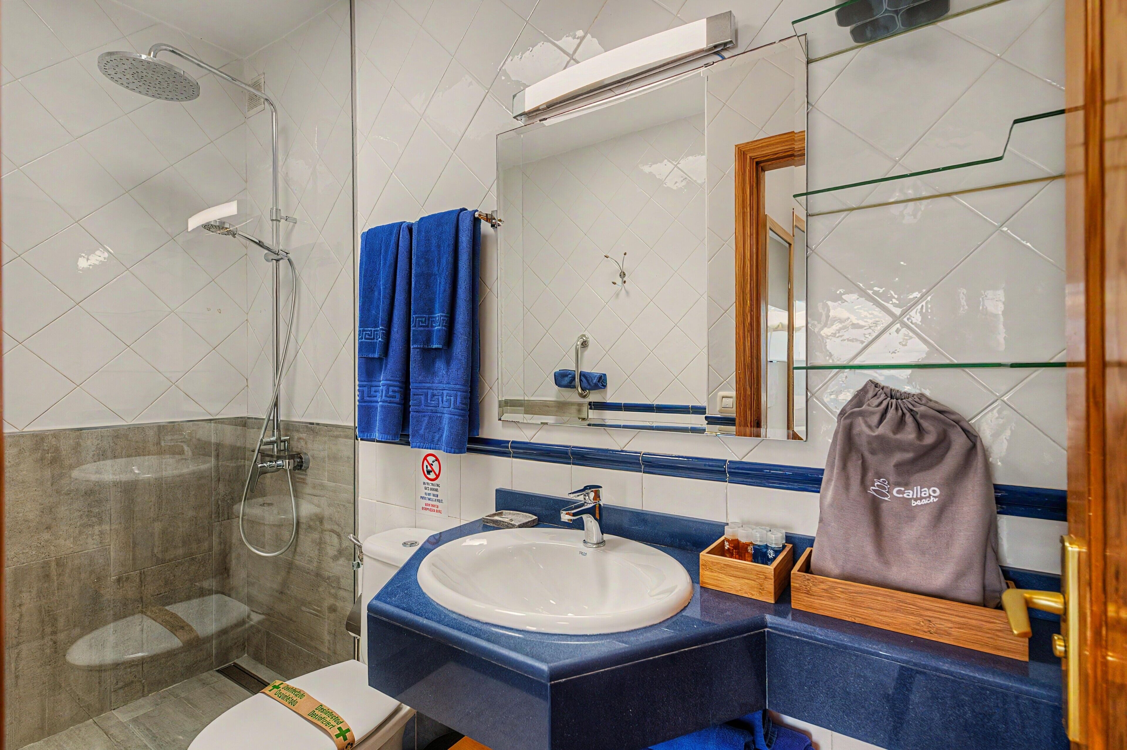 Une salle de bain avec une douche, un lavabo et des toilettes.