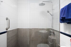 Banheira, secador de cabelo, toalhas de banho 