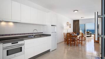 Jääkaappi, mikroaaltouuni, uuni, liesi