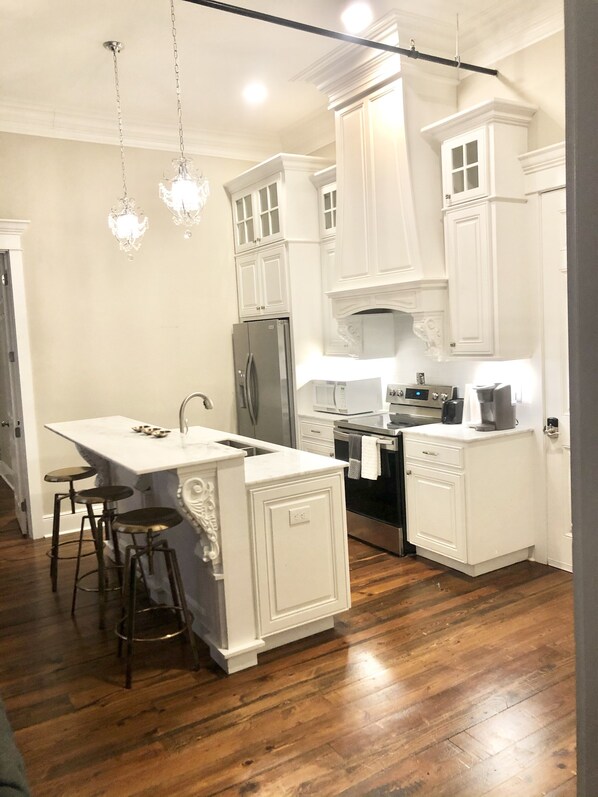 Réfrigérateur, micro-ondes, four, plaque de cuisson