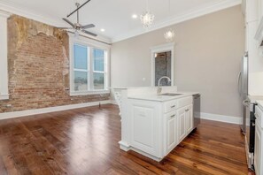 冰箱、微波炉、烤箱、炉灶